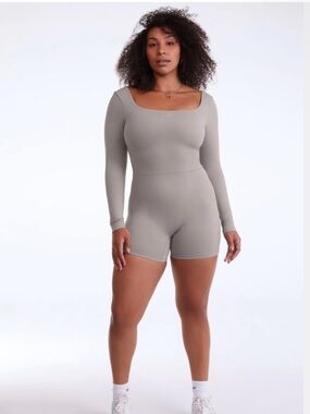 Set Active Sportbody Long Sleeve Shortysuit Workout Onesie in Stone Size Large